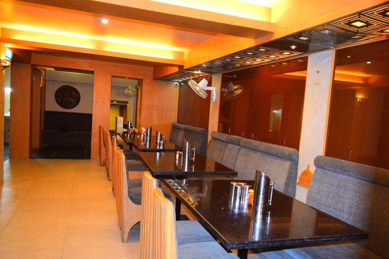 Hotel Chandragupta Удджайн Экстерьер фото